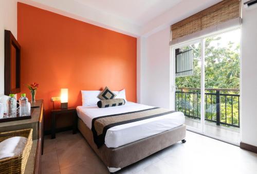 a bedroom with a bed and a large window at Mapakada Village - Mahiyanganaya in Mahiyangana