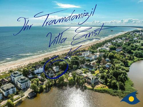 eine Luftansicht eines Resorts am Strand in der Unterkunft Neue Villa Ernst Whg. 02 in Bansin