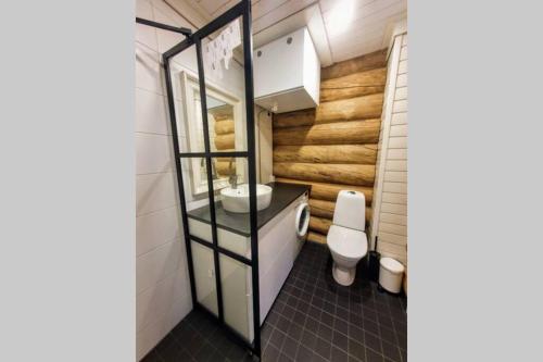 ห้องน้ำของ Cozy Log Cabin by Invisible Forest Lodge