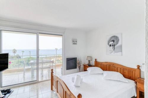 une chambre avec un lit et une vue sur l'océan dans l'établissement C009-Duplex avec vue sur mer et piscine, à Cannes