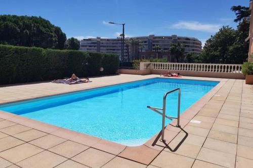 une grande piscine bleue pour 2 personnes sur le sol dans l'établissement C009-Duplex avec vue sur mer et piscine, à Cannes