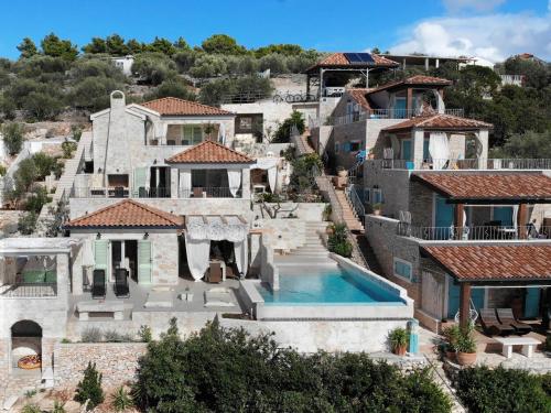 una vista aérea de una casa con piscina en Villa Kamen Blue, en Vela Luka