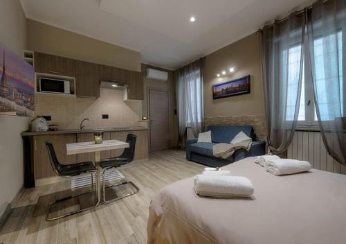 ein Hotelzimmer mit einem Bett und einem Waschbecken in der Unterkunft TORINO VACANCY 2 in Turin