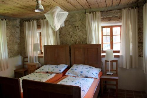 1 Schlafzimmer mit 2 Betten und einem Fenster in der Unterkunft Ferienwohnungen Sonnenberg in Ratsch an der Weinstraße
