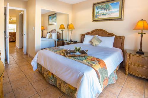 een slaapkamer met een groot bed in een kamer bij Island Seas Resort in Freeport