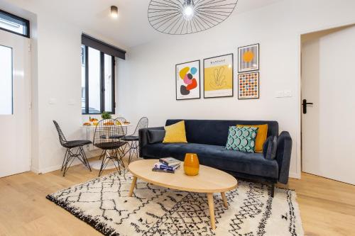 un salon avec un canapé et une table dans l'établissement Charming apartment - 2BR-6P - Grands Boulevards, à Paris