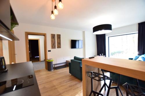 een keuken en een woonkamer met een bar in een kamer bij Apartamenty Minimal House in Szczyrk