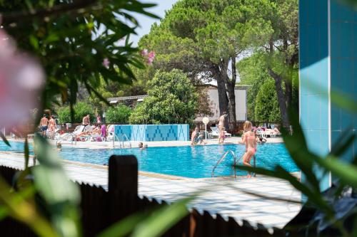 a group of people in a swimming pool at GoOutside Venezia in Cavallino-Treporti