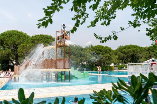 un parque acuático con una fuente en una piscina en GoOutside Venezia, en Cavallino-Treporti