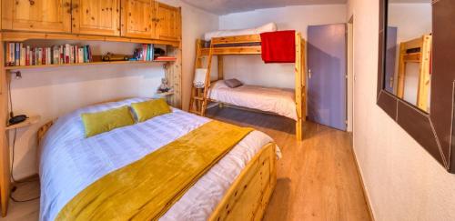 - une chambre avec un lit et deux lits superposés dans l'établissement 4807 Appt, Chamonix Sud, Terrasse Mont Blanc, à Chamonix-Mont-Blanc