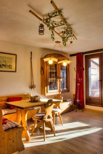 un salon avec une table et des chaises en bois dans l'établissement 4807 Appt, Chamonix Sud, Terrasse Mont Blanc, à Chamonix-Mont-Blanc