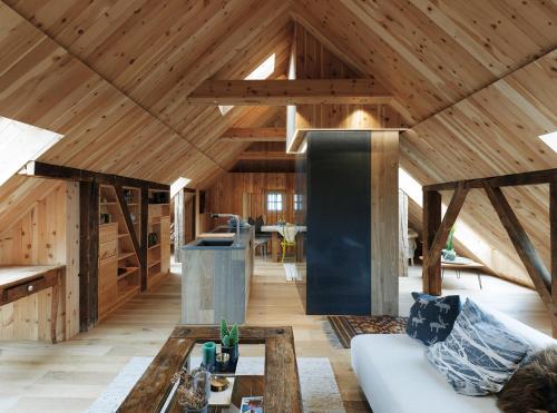 uma sala de estar com paredes de madeira e um tecto de madeira em das Stieger em Maishofen