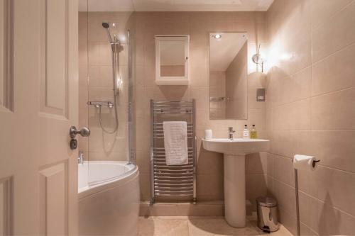 y baño con ducha, lavabo y aseo. en No 1 The Paragon, en Bath