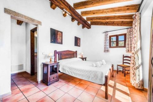 ein Schlafzimmer mit einem Bett und einem Tisch und Stühlen in der Unterkunft Pretty villa close to Cala San Vicente by Renthousing in Cala de Sant Vicent