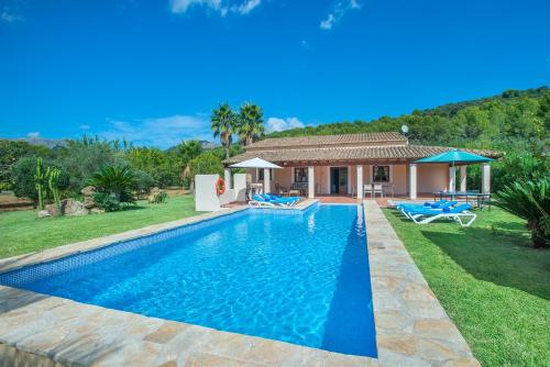 uma piscina em frente a uma casa em Owl Booking Villa Romeu - 10 Min Walk to the Old Town em Pollença