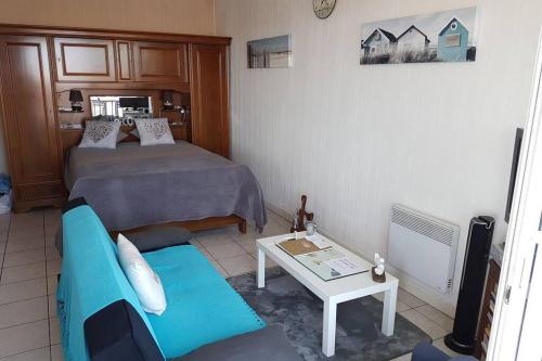 une chambre avec un lit, un canapé et une table dans l'établissement Location Royan aperçu mer wifi, à Royan