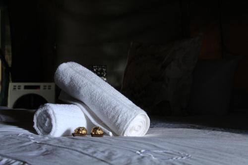 a pile of toilet paper on top of a bed at Otium Oasis Glamping & Camping in Hartebeest Rivier
