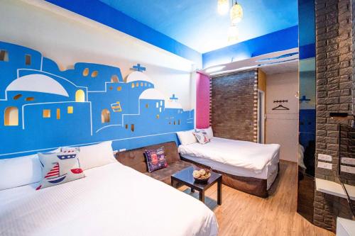 羅東鎮的住宿－羅東夜市樂活 ，一间卧室设有两张床和蓝色的墙壁