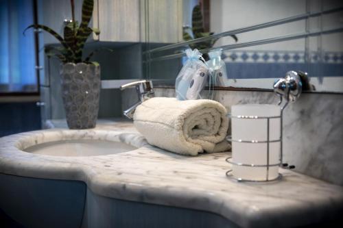 un lavandino in bagno con un asciugamano sul bancone di Holiday Montemolino a Todi