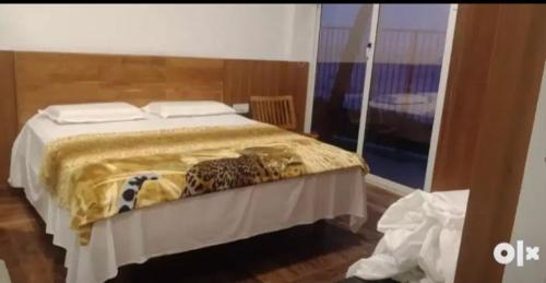 um quarto com uma cama com um cobertor de leopardo em QUILON BEACH Inn em Coulão