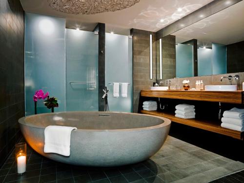 La salle de bains est pourvue d'une grande baignoire et d'un lavabo. dans l'établissement Sixty LES, à New York