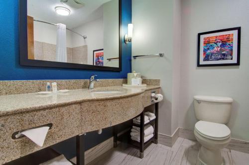 Phòng tắm tại Comfort Suites Newport News Airport