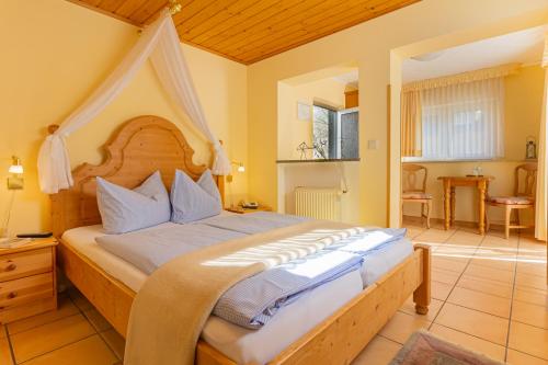 Säng eller sängar i ett rum på Hotel Villa Tummelchen