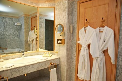 a bathroom with a sink and a mirror at Hasdrubal Thalassa & Spa Yasmine Hammamet in Hammamet