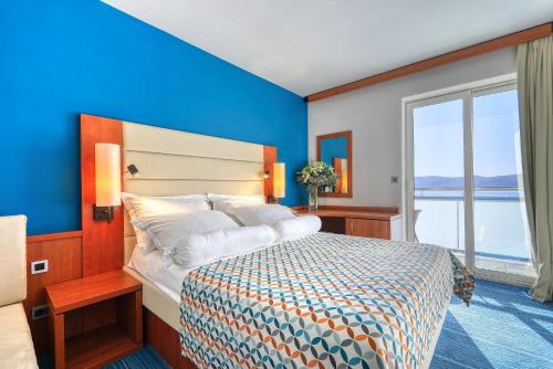 A bed or beds in a room at Hotel Kornati