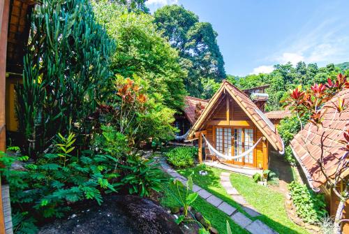 a garden in front of a small house at Pousada Mata Nativa in Abraão