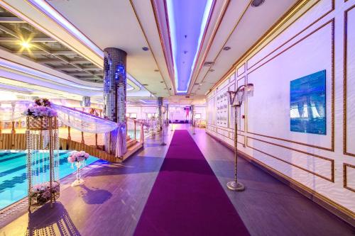 Yücesoy Liva Hotel Spa & Convention Center Mersinの敷地内または近くにあるプール