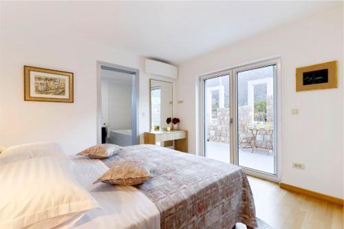 En eller flere senge i et værelse på Villa Jure with upscale furnishings and a great garden, quiet location