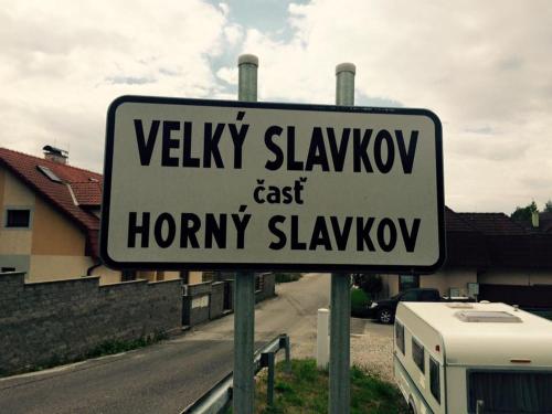 a street sign that reads valleyclawlevard east harryshaw at Apartman Baska in Veľký Slavkov