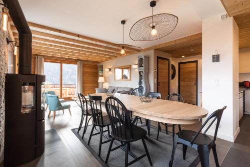 a kitchen and dining room with a wooden table and chairs at Chalet Lanfiam 14 personnes in Saint-Jean-de-Sixt