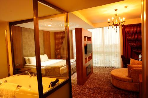 Ένα ή περισσότερα κρεβάτια σε δωμάτιο στο Bendis Hotel