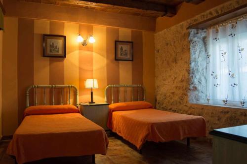 En eller flere senge i et værelse på Casa rural con jacuzzi