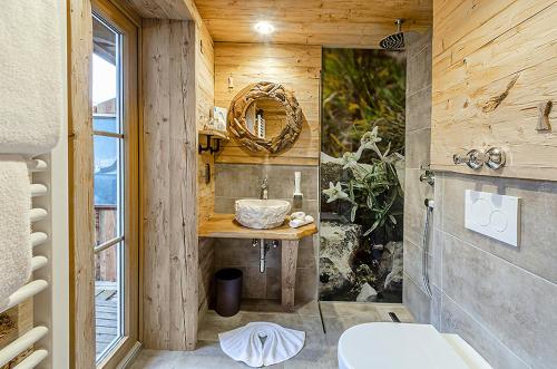 Koupelna v ubytování Almhotel Grünsteinblick