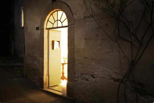 Gnosca的住宿－Ca Spontoi Do-Minus guesthouse & Mini Spa，门的入口,灯从门上穿过