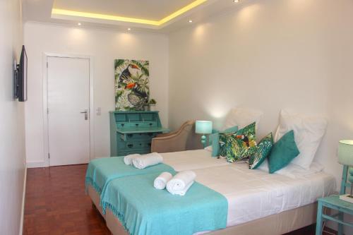 Un dormitorio con una cama con toallas. en Apartamentos SweetHomes, en Faro