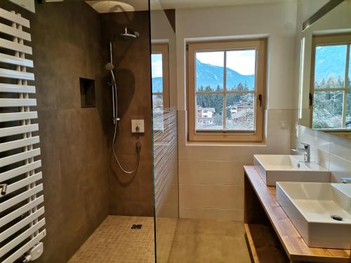La salle de bains est pourvue d'une douche et d'un lavabo. dans l'établissement Ferienhaus Weber-Häusl, à Reith im Alpbachtal