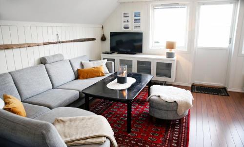 sala de estar con sofá y mesa en Marthas Rorbu en Bakkasund