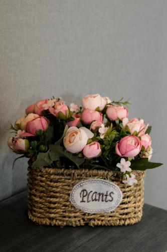 a basket filled with pink and white roses at Au Nid de Caroline gîte 4 étoiles in Arette