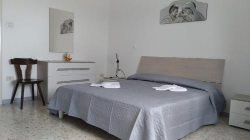 ein Schlafzimmer mit einem Bett mit zwei Handtüchern darauf in der Unterkunft La casa del Belvedere in Grassano