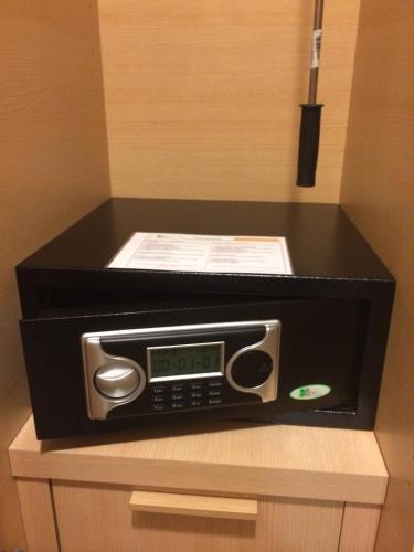 a black microwave sitting on top of a counter at Hotel Concordia in Porlezza