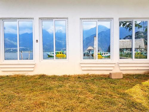 Casa con ventanas con vistas al agua en VENICE by luxury Atitlan, en San Pedro La Laguna