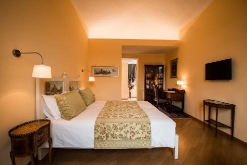 a hotel room with a bed and a desk at Il Gioiellino in Turin