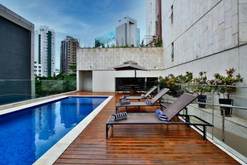 Bazén v ubytování Transamerica Belo Horizonte Lourdes nebo v jeho okolí