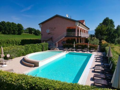 una piscina frente a una casa en Residence Il Fiore Del Garda, en Manerba del Garda
