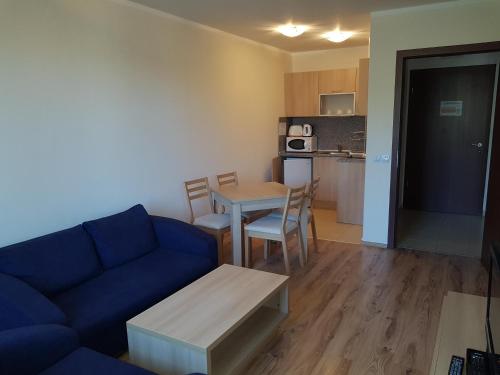 Borovets Gardens Apartments TMF tesisinde bir oturma alanı