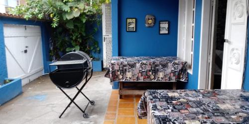 um quarto com duas camas e um grelhador em Casa Praia dos Anjos - 50m da praia em Arraial do Cabo